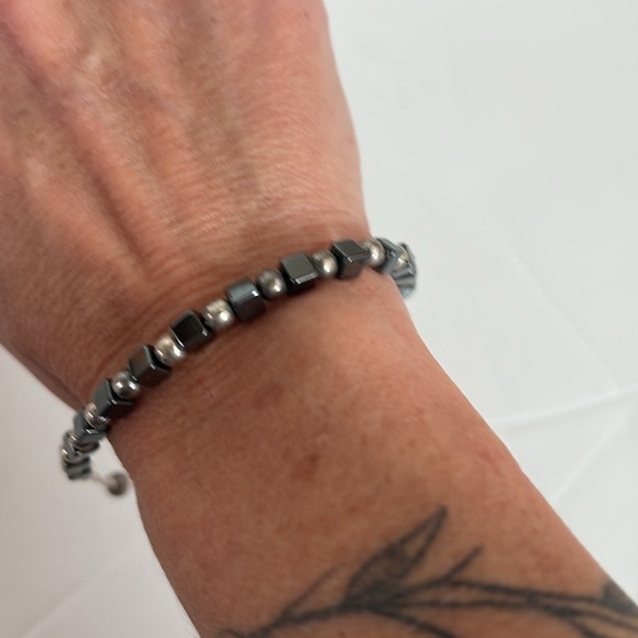 Bracelet alternating cubes hematite and silver beads with barrel clasp close - Picture 2 of 12